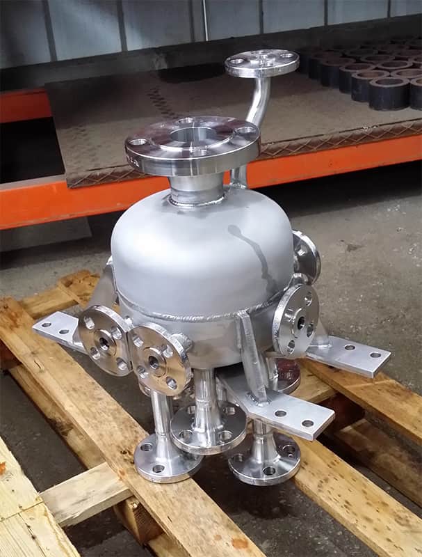 Componente hidráulico industrial com flanges — Caldeiraria Qualytech