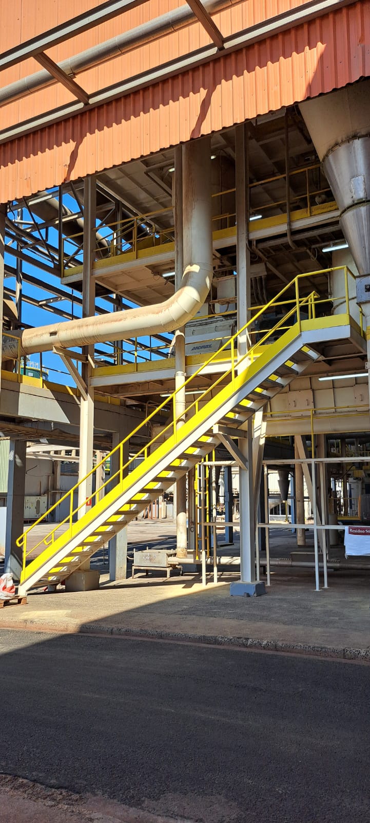 Escada industrial com guarda-corpo amarelo NR12 — Serralheria Qualytech Sorocaba